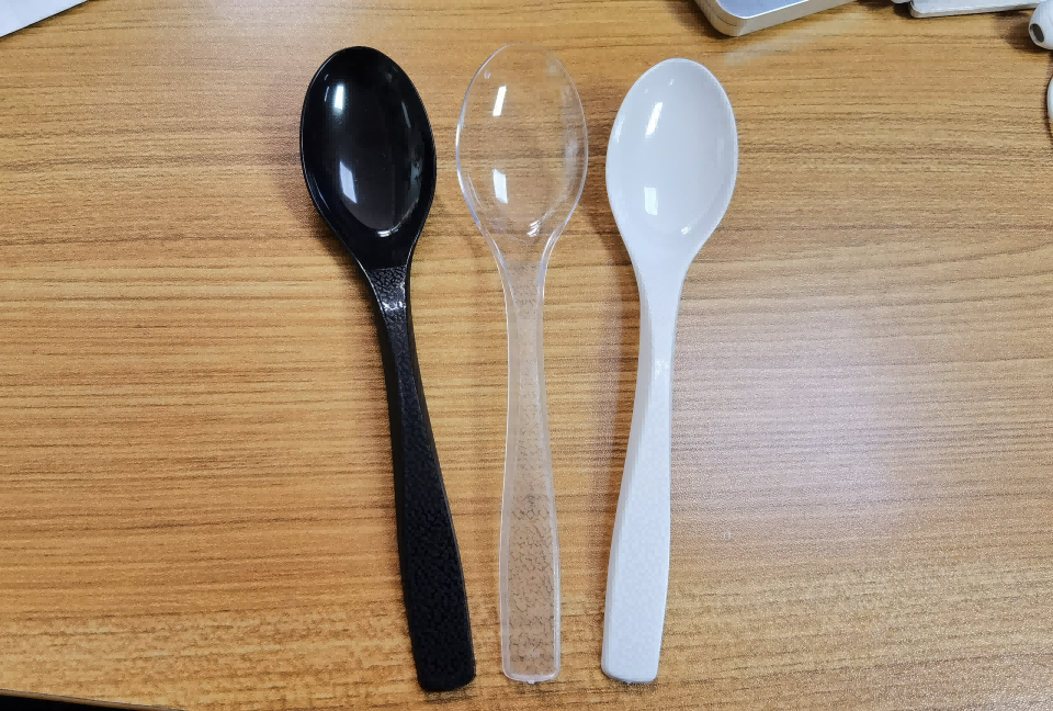 Plastic spoon 028